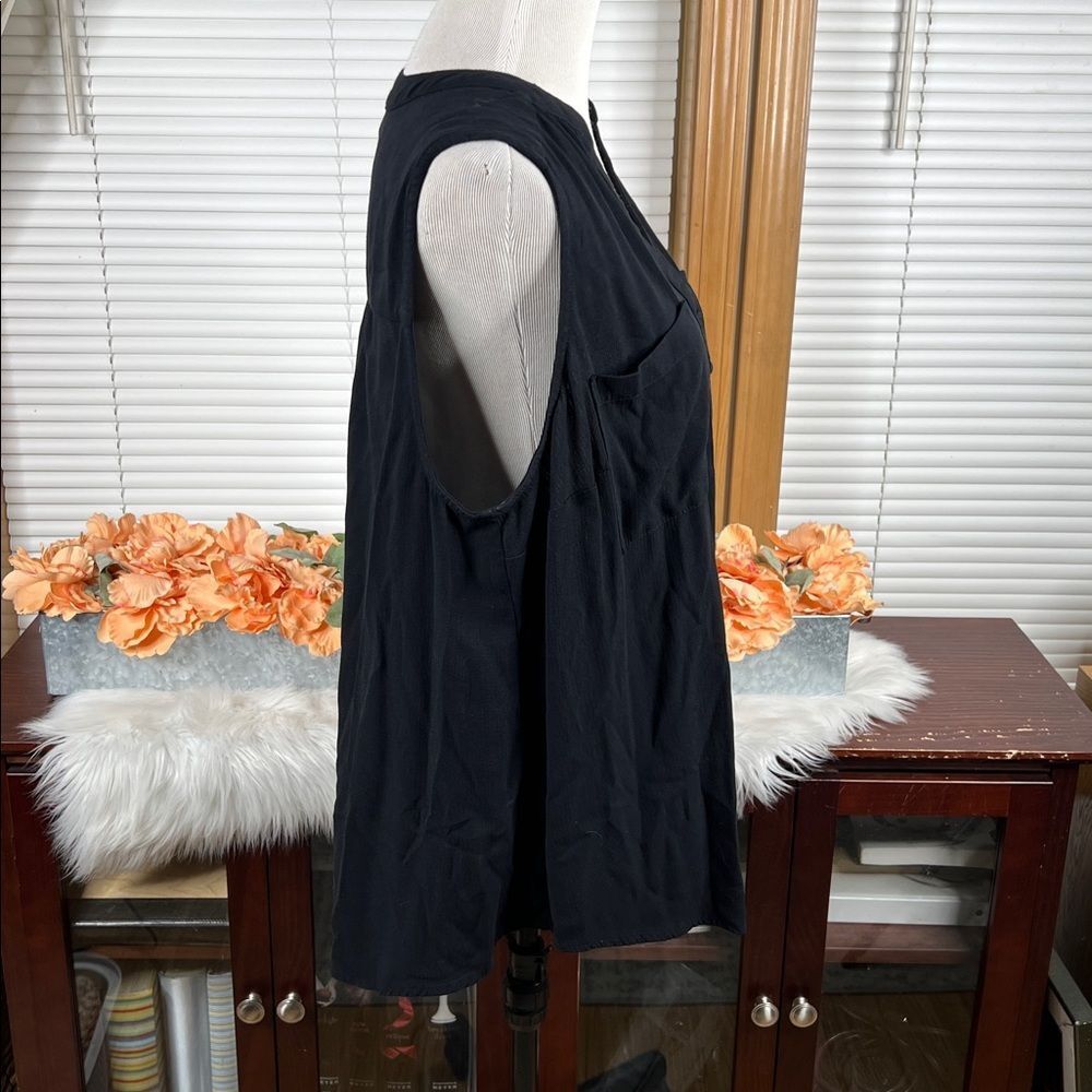 Torrid Harper Georgette Sleeveless Blouse Black Size 2 EUC - Picture 3 of 7